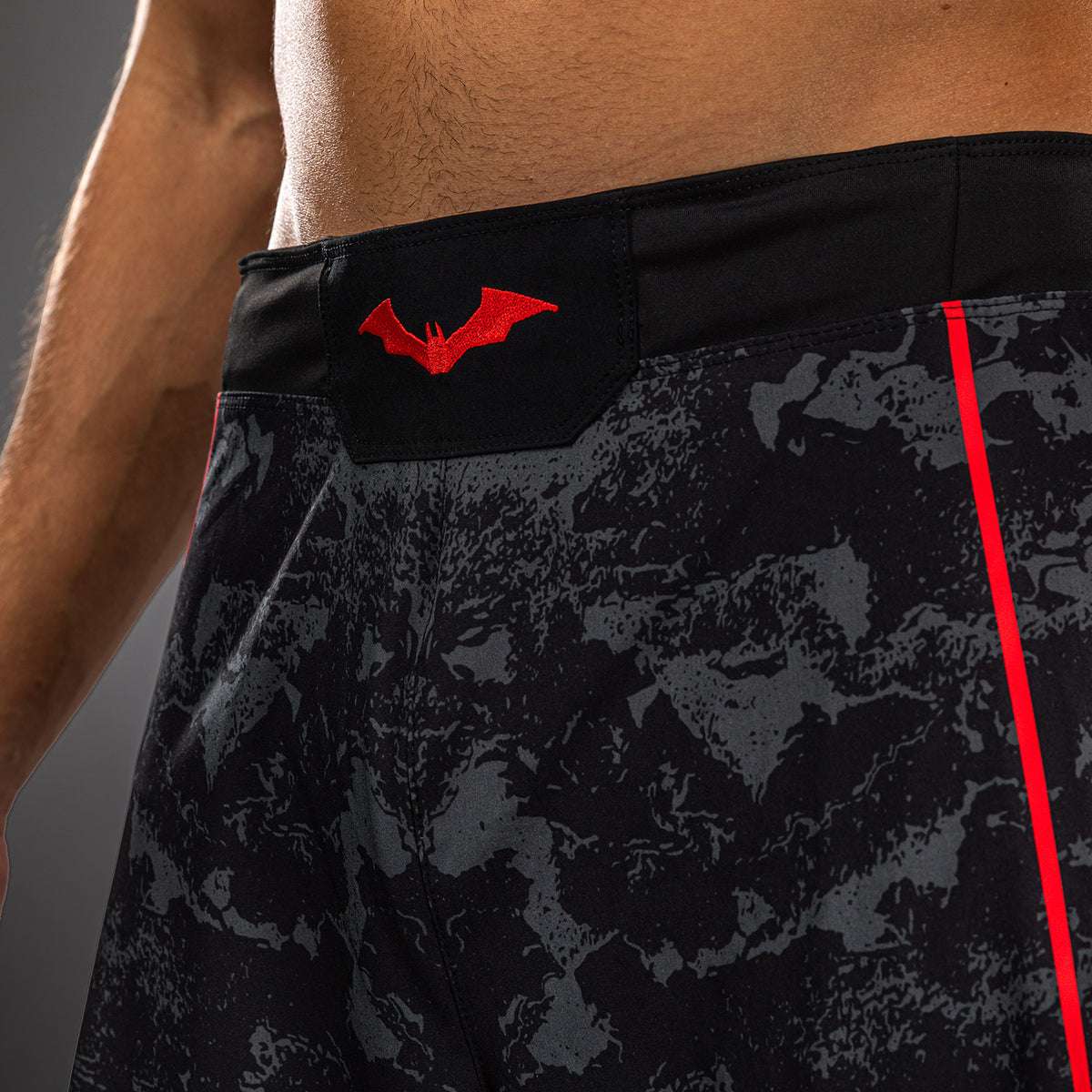 Venum x Batman Fightshorts - Black/Grey/Red