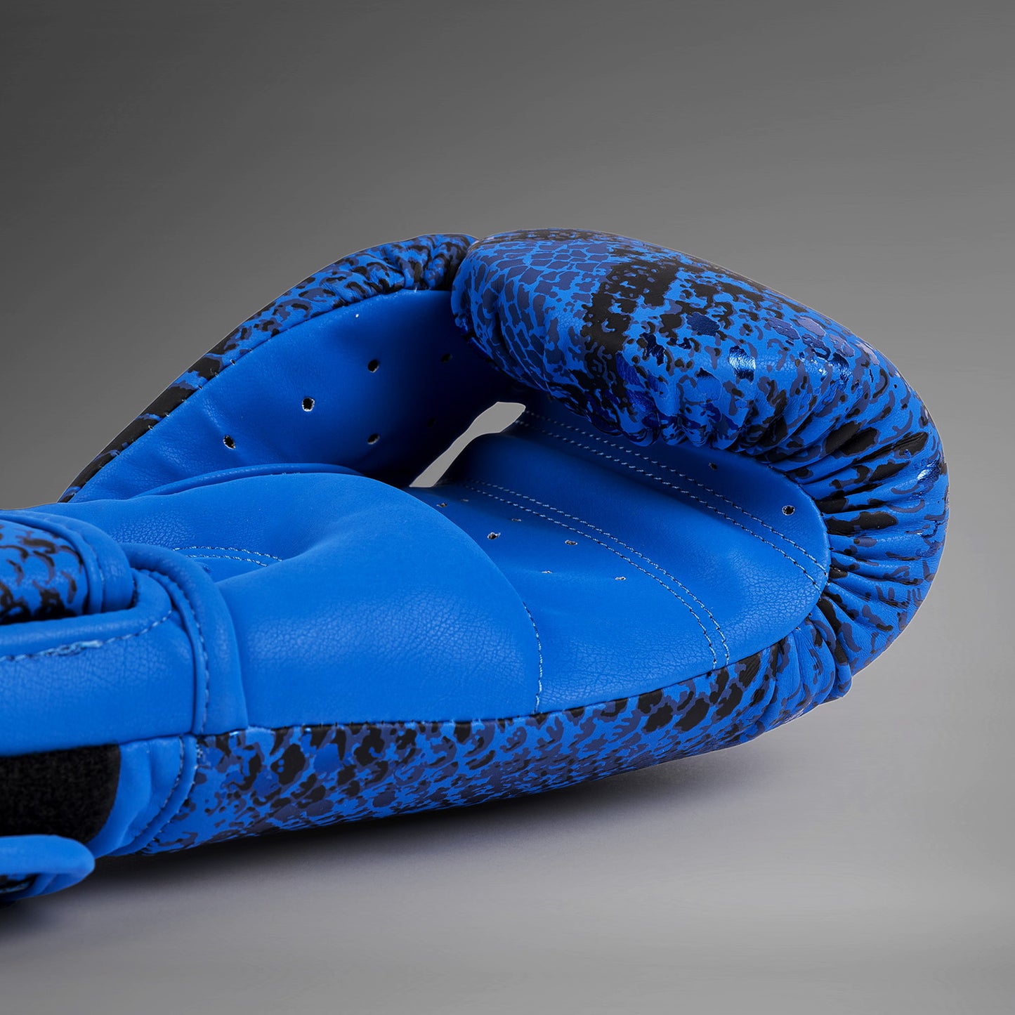 VENUM Amazonia Boxing Gloves - Ultramarine Blue