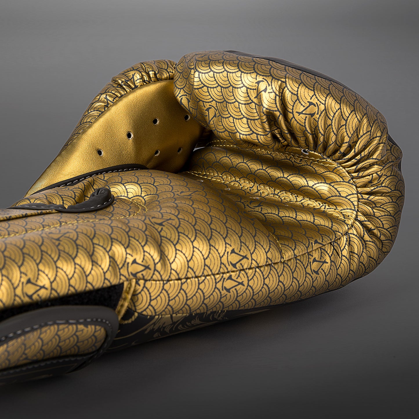Venum x Assassin's Creed Shadows Boxing Gloves - Black/Gold