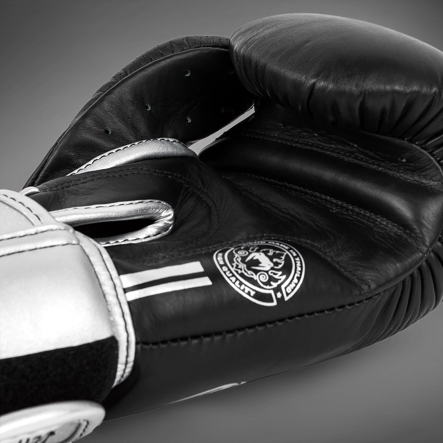 Venum Power 2.0 ボクシンググローブ ブラック/シルバー Venum Power 2.0 Boxing Gloves - Black/Silver - Venum Asia