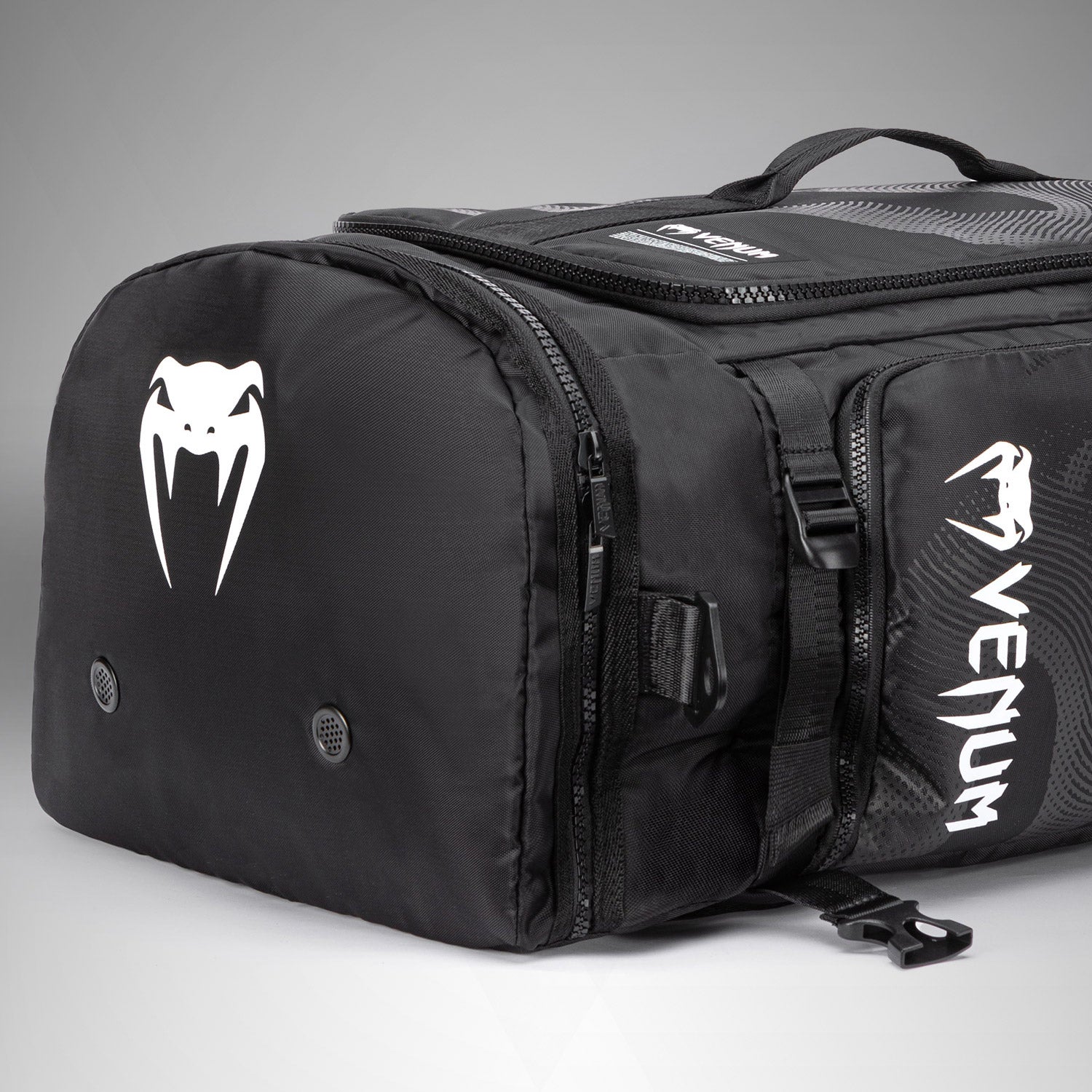 Venum Shockwave コンバーチブルスポーツバッグ 60L ブラック Venum Shockwave Convertible Sports Bag (60L) - Black - Venum Asia