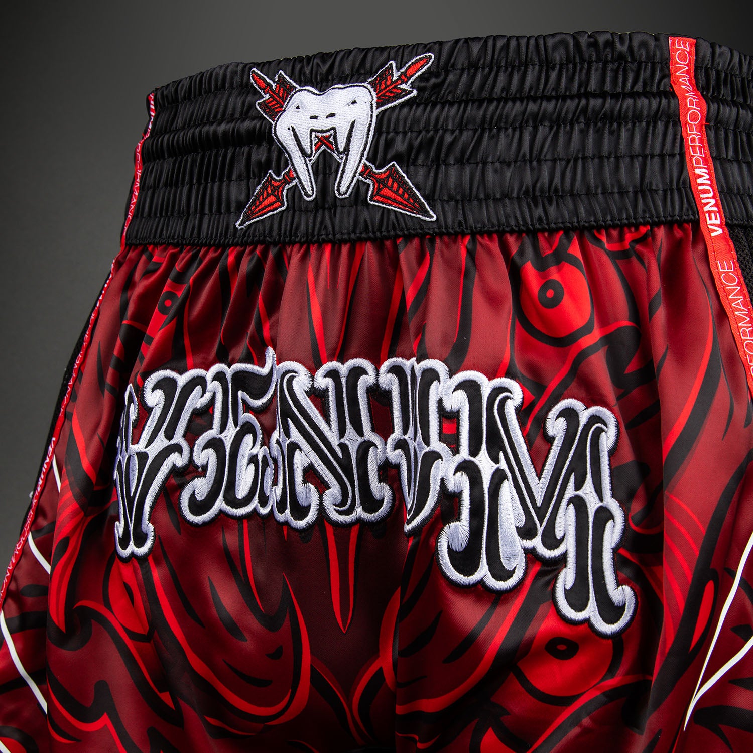 venum キック パンツ 赤 Venum Wolf Atak Muay Thai Shorts - Black Red -