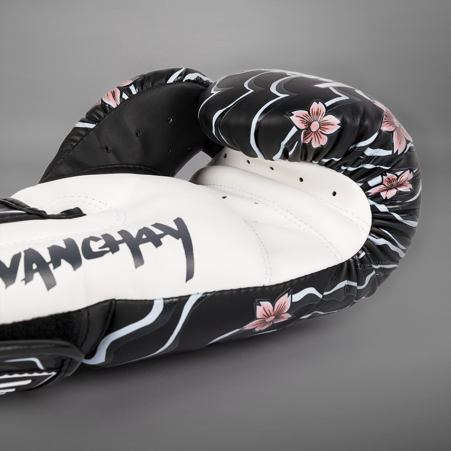 Venum X Tawanchay Boxing gloves Black/White - Venum Asia