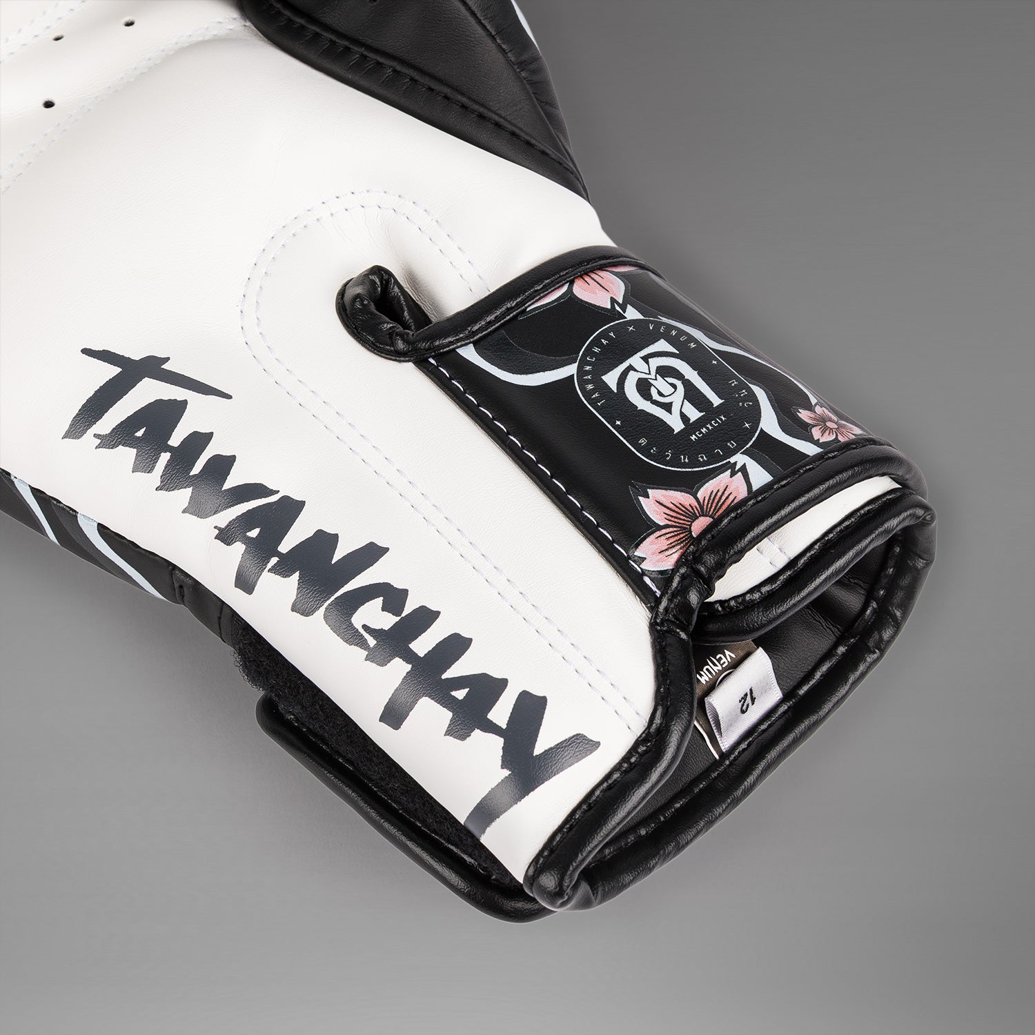 Venum X Tawanchay Boxing gloves Black/White - Venum Asia