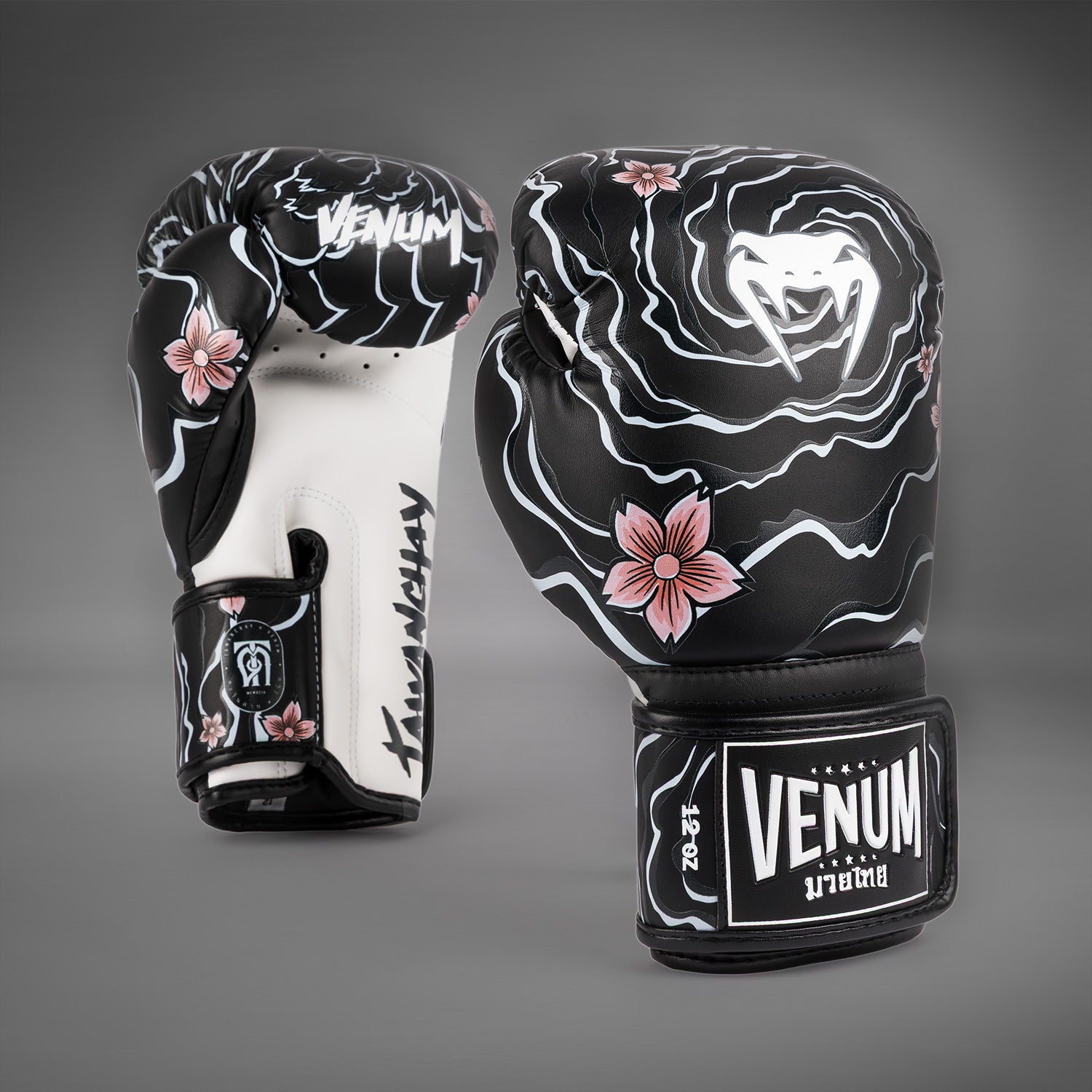 VENUM ボクシンググローブ タワンチャイコラボ Venum X Tawanchay Boxing gloves Black/White - Venum Asia