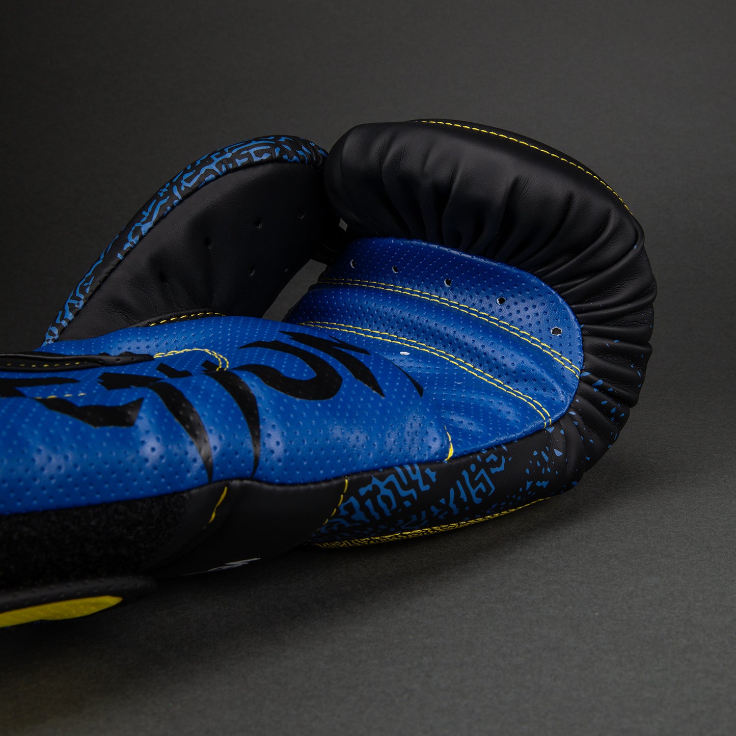 Venum x TEKKEN 8 Boxing Gloves - King - Black/Yellow