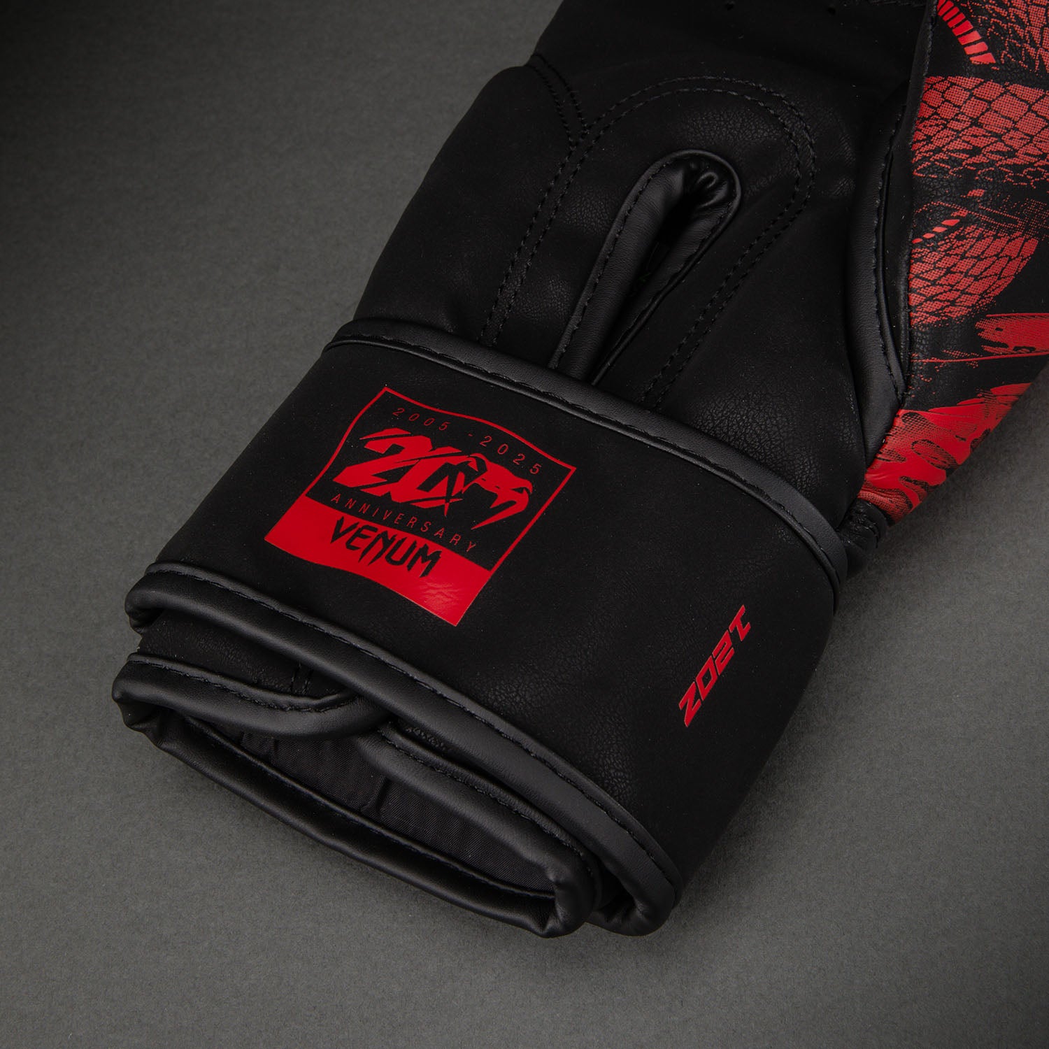 Venum 20th Anniversary Boxing Gloves - Black/Red - Venum Asia