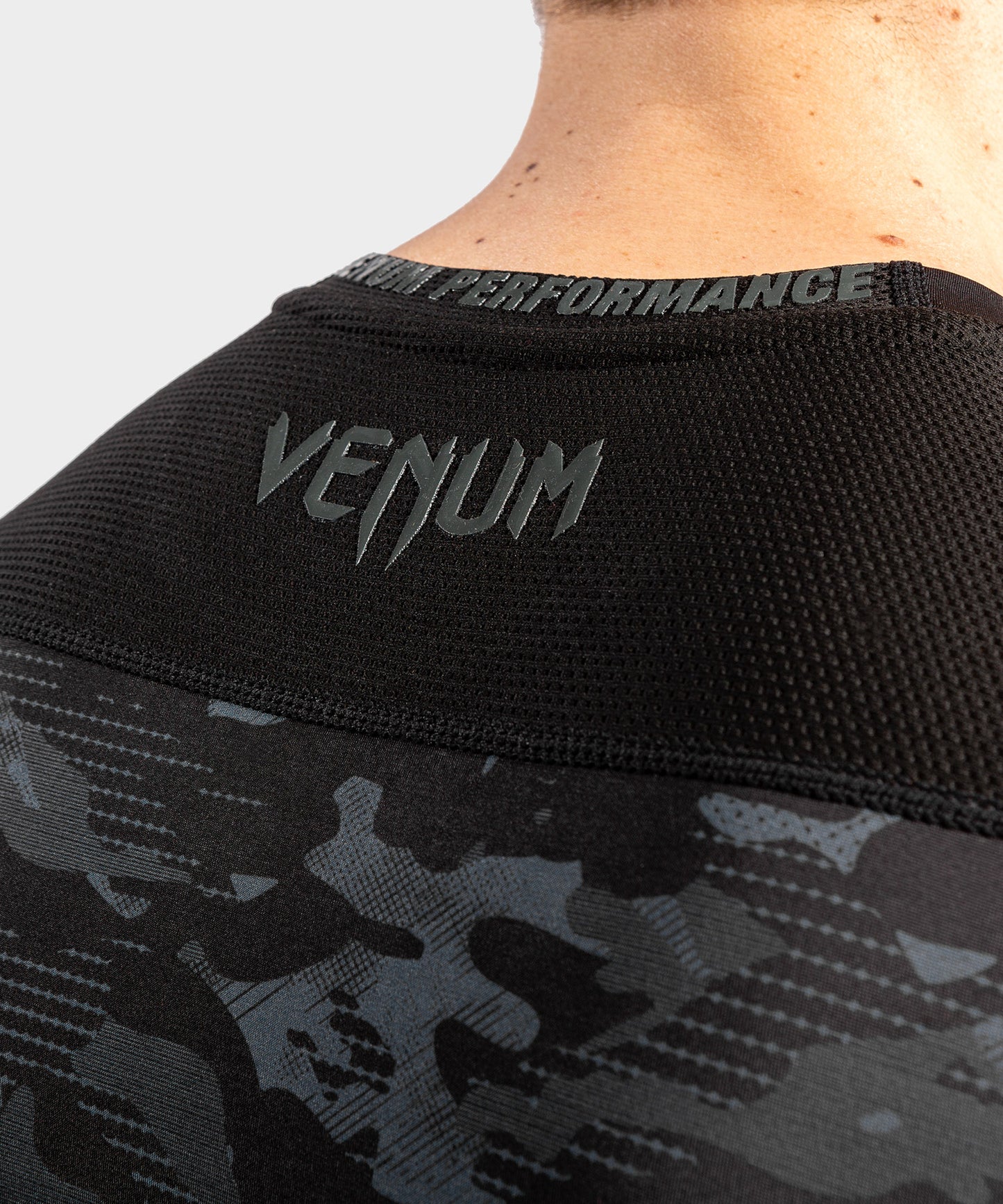 Venum Defender Short Sleeve Rashguard - Dark camo