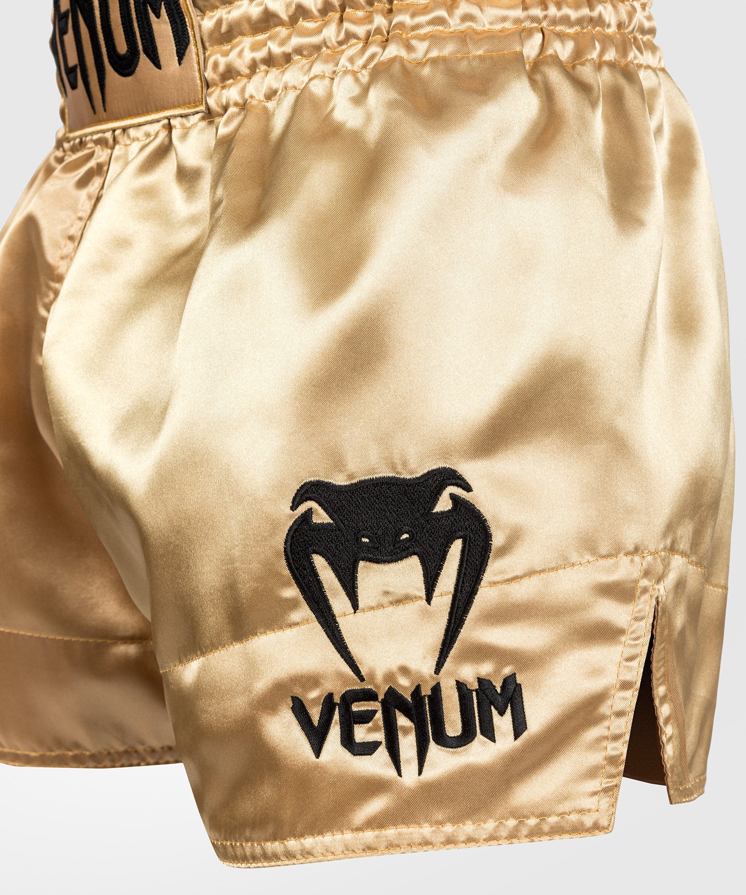 Short Venum Classic Muay Thai argent / noir > Livraison Gratuite